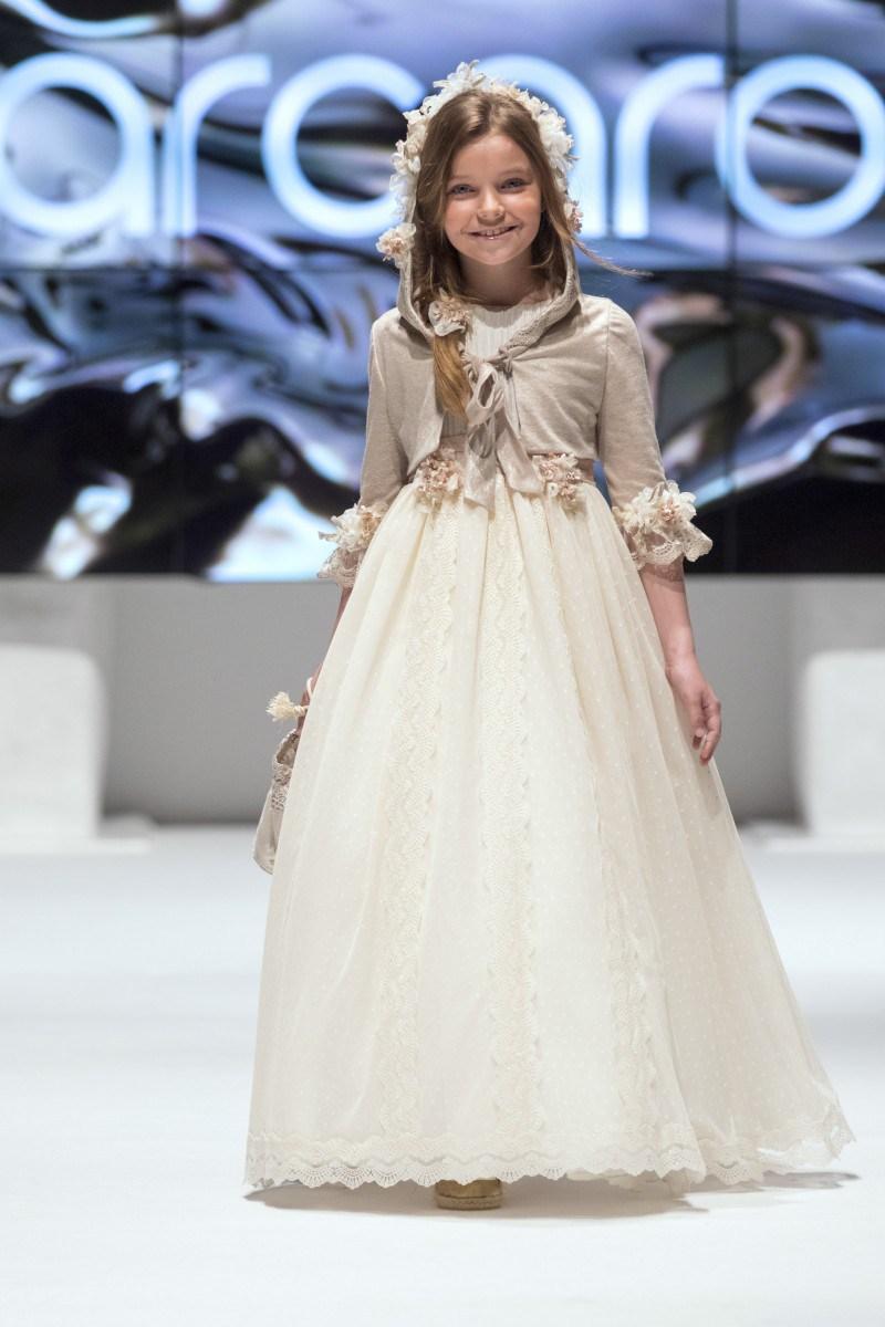 TENDENCIAS EN MODA DE VESTIDOS DE COMUNIÓN Y TRAJES 2018 - 2019 Foto de %title