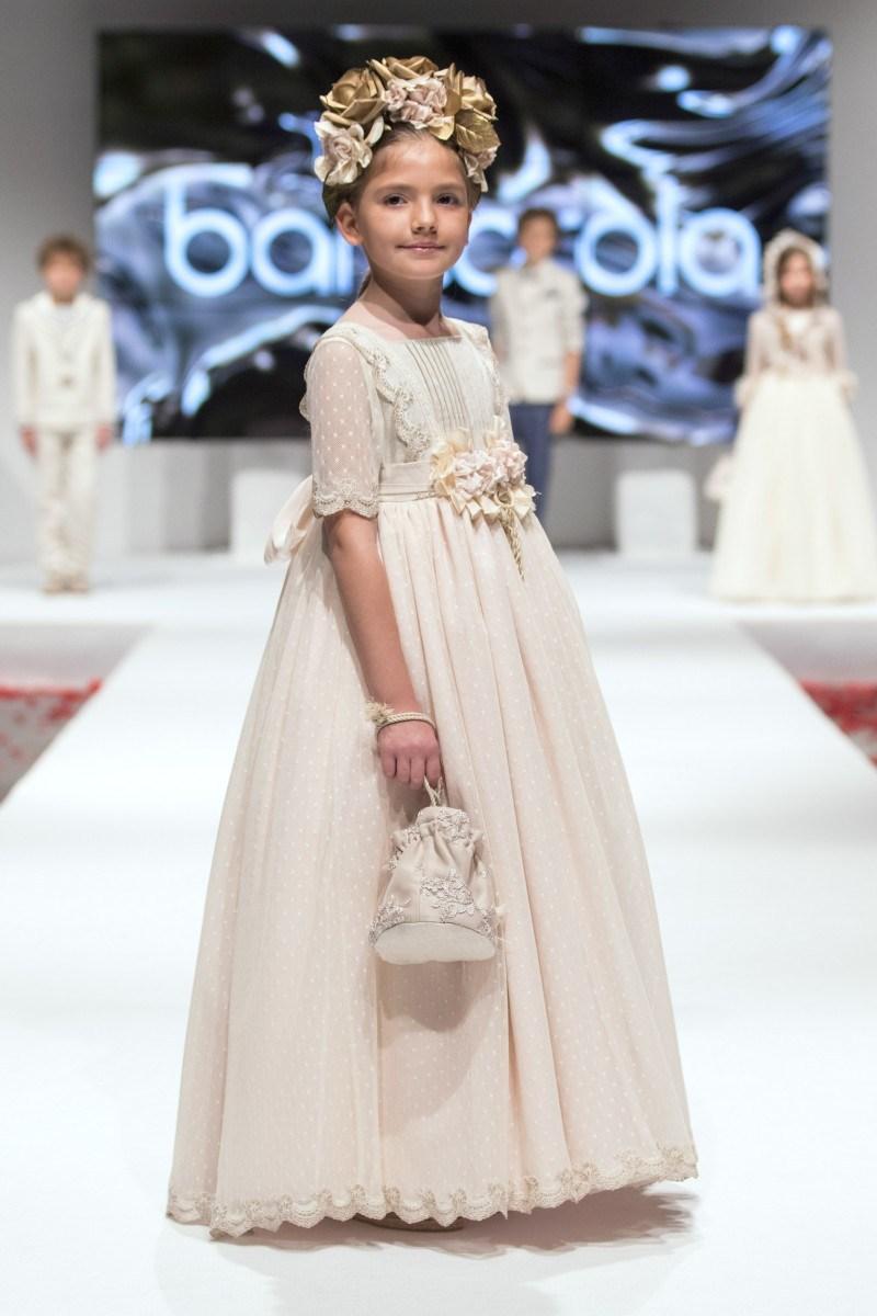 TENDENCIAS EN MODA DE VESTIDOS DE COMUNIÓN Y TRAJES 2018 - 2019 Foto de %title