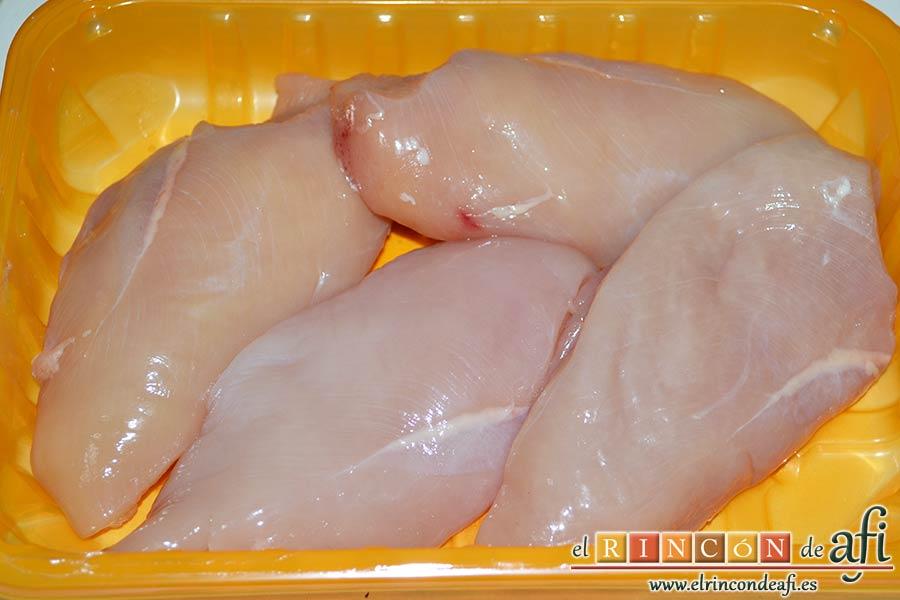 Brochetas de pechuga de pollo marinadas al curry con cebollas y pimientos, retirar el exceso de grasa a las pechugas