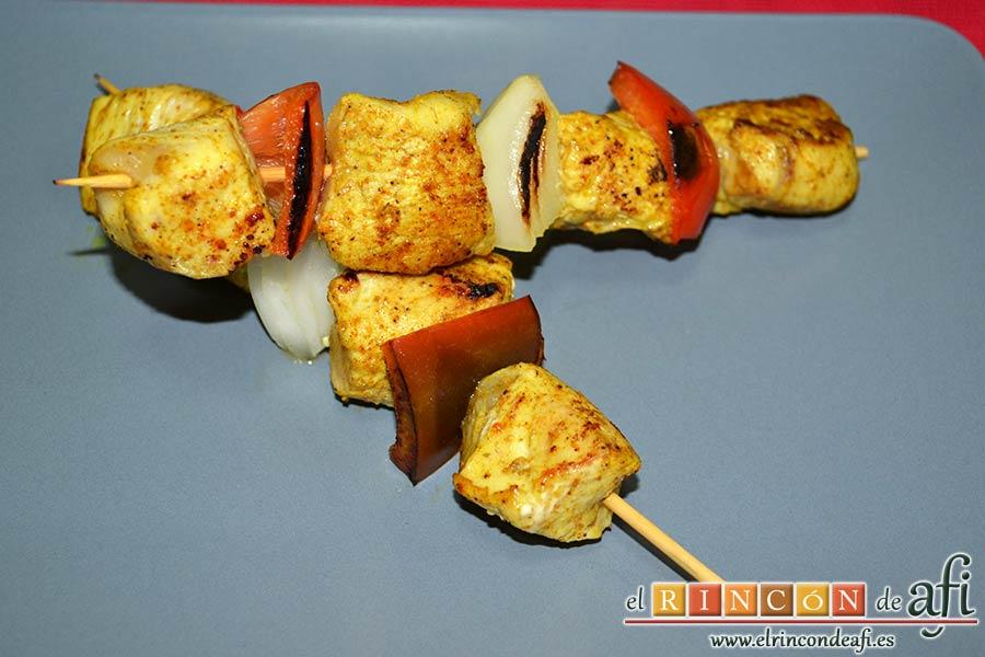 Brochetas de pechuga de pollo marinadas al curry con cebollas y pimientos, sugerencia de presentación