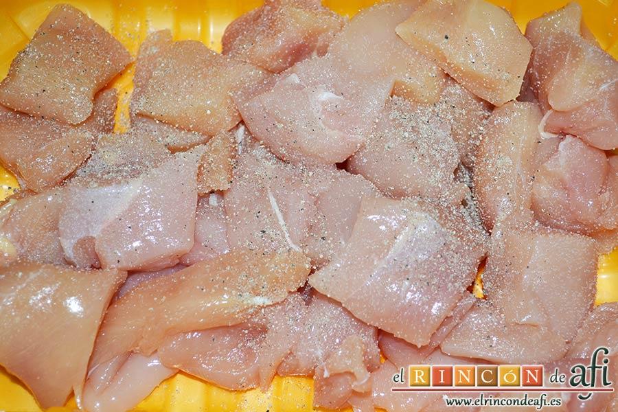 Brochetas de pechuga de pollo marinadas al curry con cebollas y pimientos, trocearlas y salpimentar