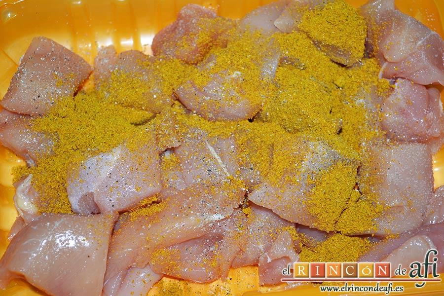 Brochetas de pechuga de pollo marinadas al curry con cebollas y pimientos, echar dos cucharadas de curry en polvo
