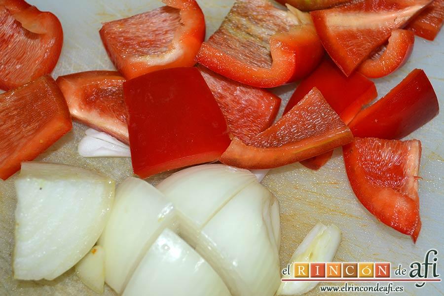 Brochetas de pechuga de pollo marinadas al curry con cebollas y pimientos, trocear la cebolla pelada y el pimiento