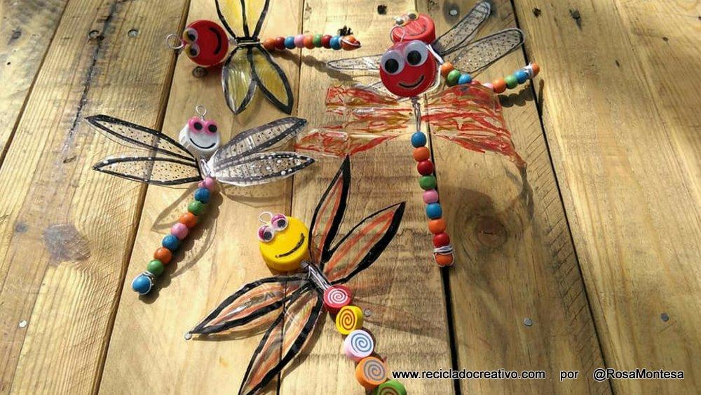 Libélulas con tapones y botellas de plástico. Manualidades con niños