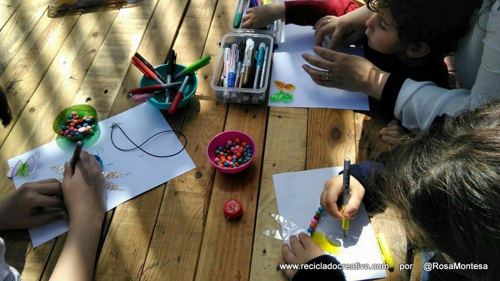 Libélulas con tapones y botellas de plástico. Manualidades con niños