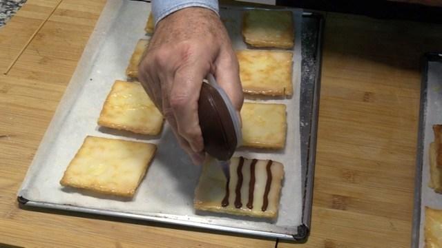 Añadimos tiras de chocolate