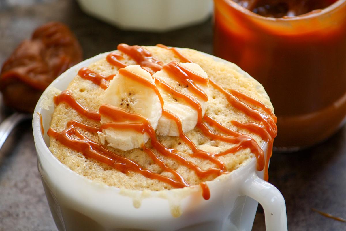 Mug cake de banana y dulce de leche
