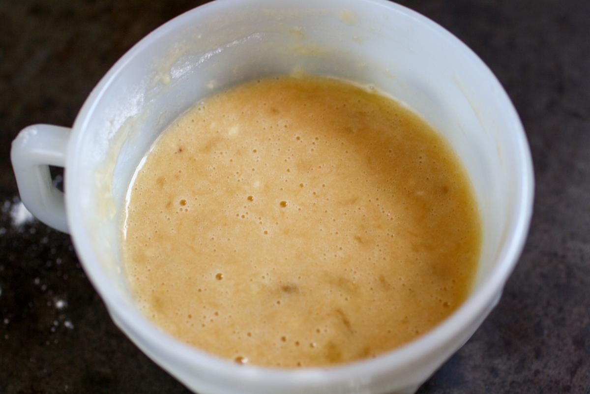 masa para torta en una taza blanca