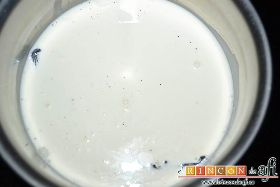 Panna Cotta de Nutella y vainilla, infusionar en un cazo las semillas de la vaina de vainilla con la leche y la nata (crema de leche)
