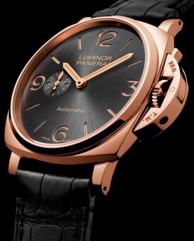 reloj panerai auténtico con los brazos curvados