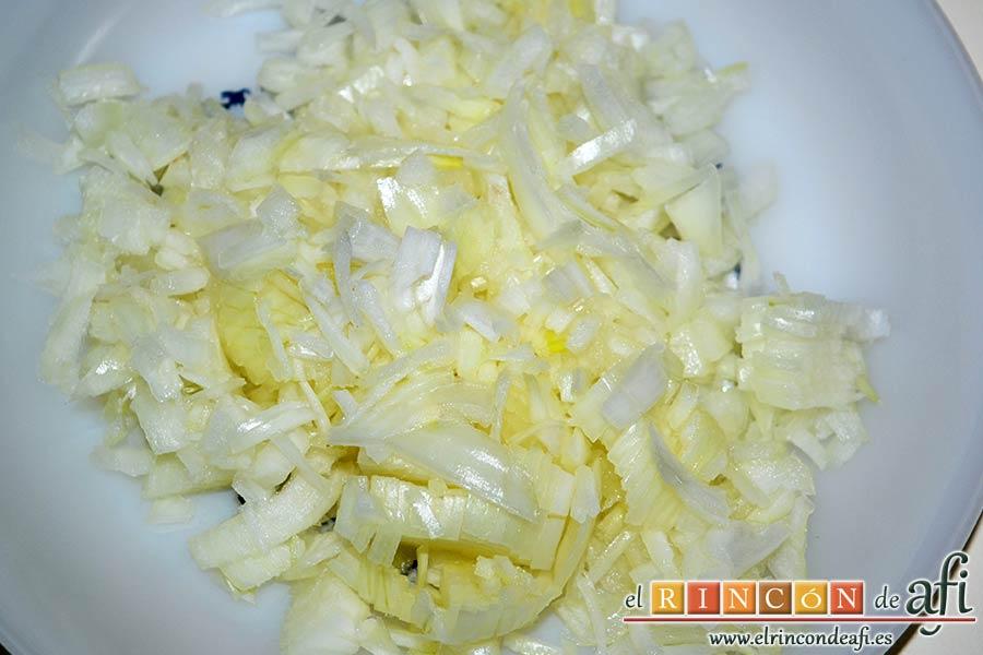 Filetes de cerdo con mostaza, pelar y trocear las cebollas