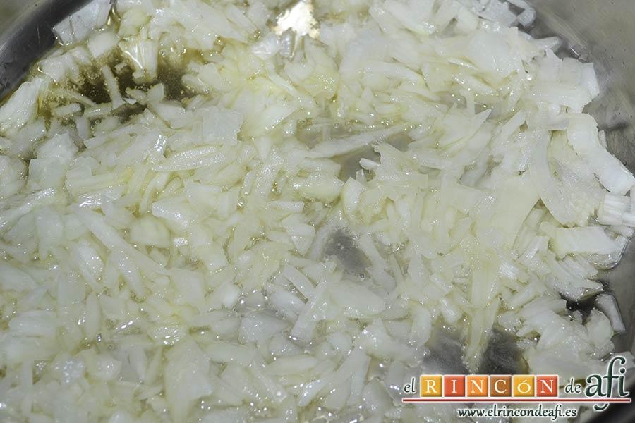 Filetes de cerdo con mostaza, ponerlas en un caldero con un chorro de aceite de oliva