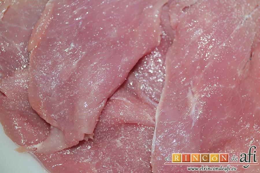 Filetes de cerdo con mostaza, salpimentar ligeramente los filetes