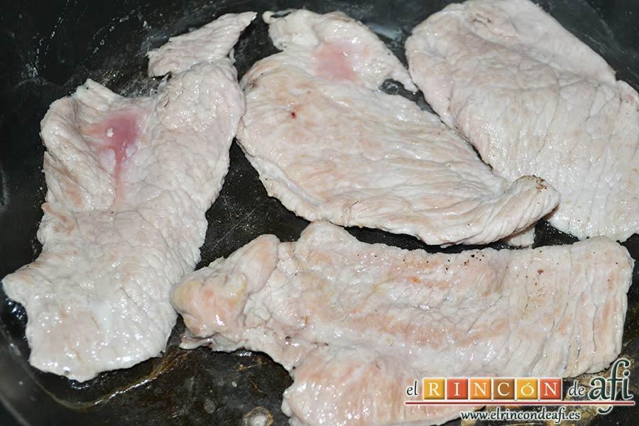 Filetes de cerdo con mostaza, dorarlos por ambos lados