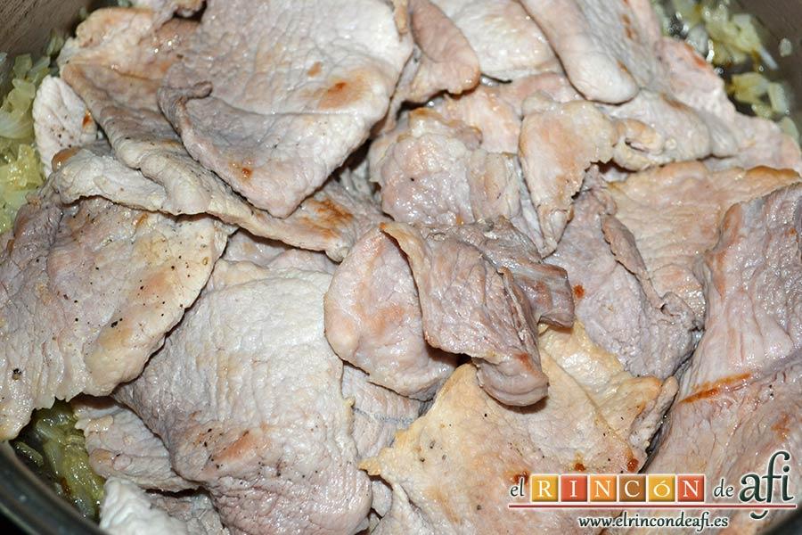 Filetes de cerdo con mostaza, pasarlos al caldero con la cebolla frita