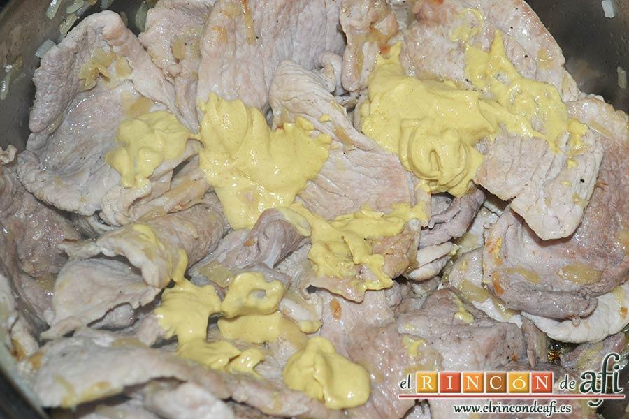 Filetes de cerdo con mostaza, cuando estén todos añadir la mostaza de Dijon