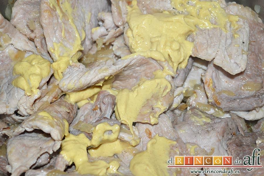 Filetes de cerdo con mostaza, remover bien para impregnar la carne