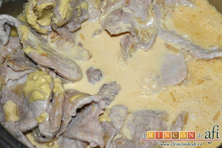 Filetes de cerdo con mostaza, incorporar la leche evaporada