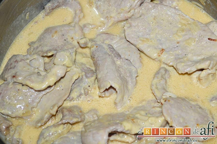 Filetes de cerdo con mostaza, dejar cocer unos minutos para que se impregne del sabor