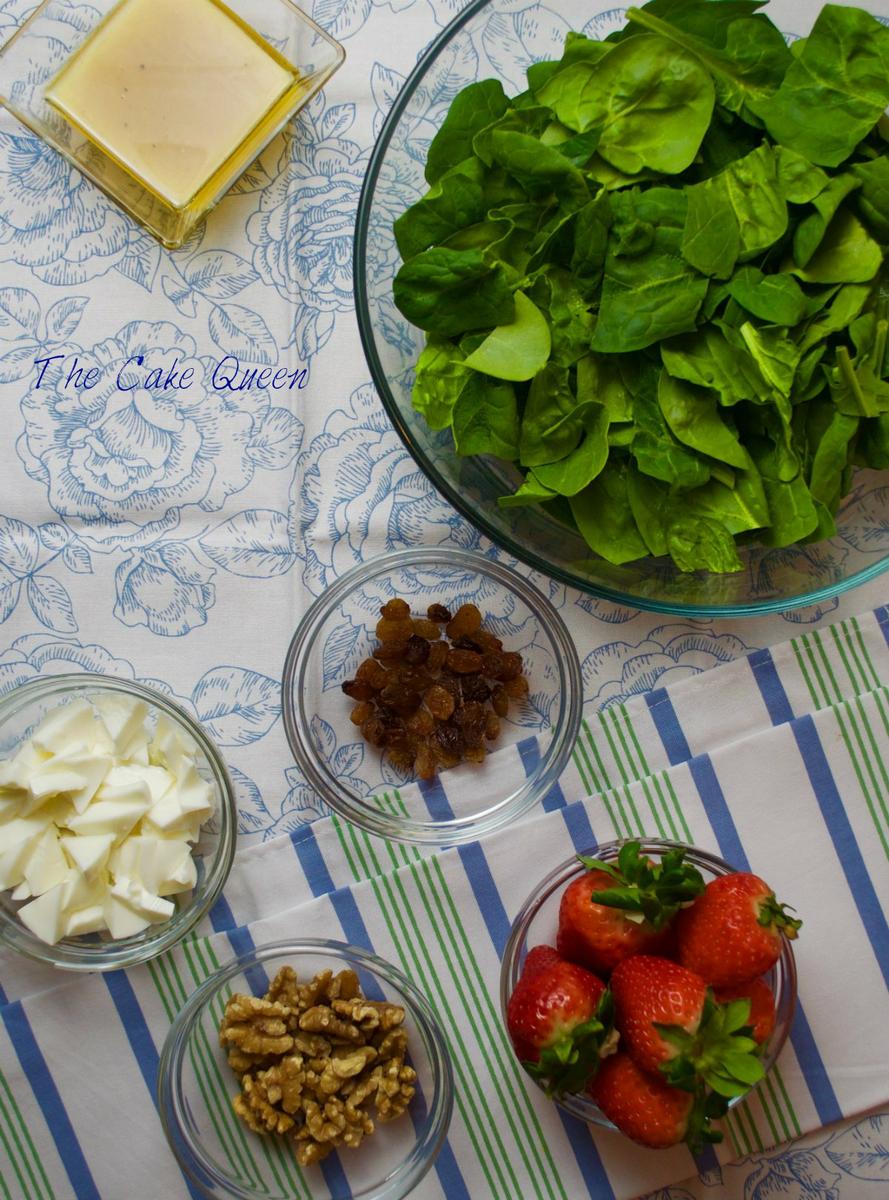 Ensalada de espinacas, queso y fresas, perfecta para el verano 