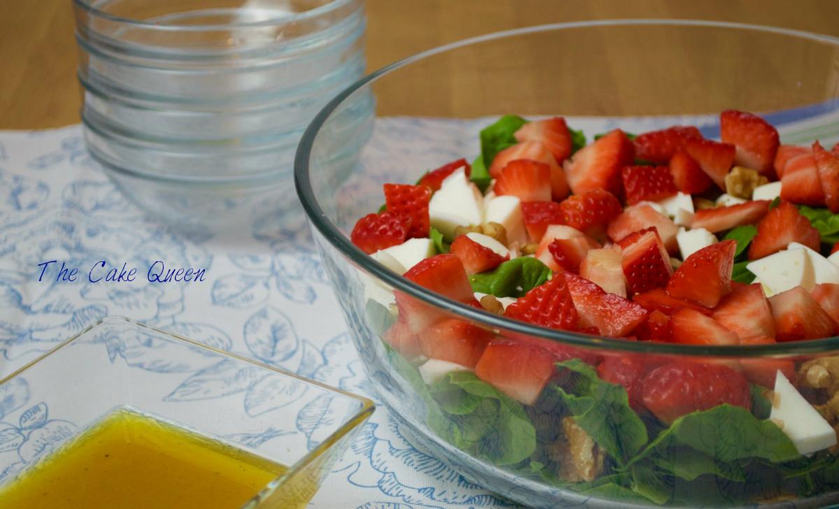 Ensalada de espinacas, queso y fresas, perfecta para el verano 