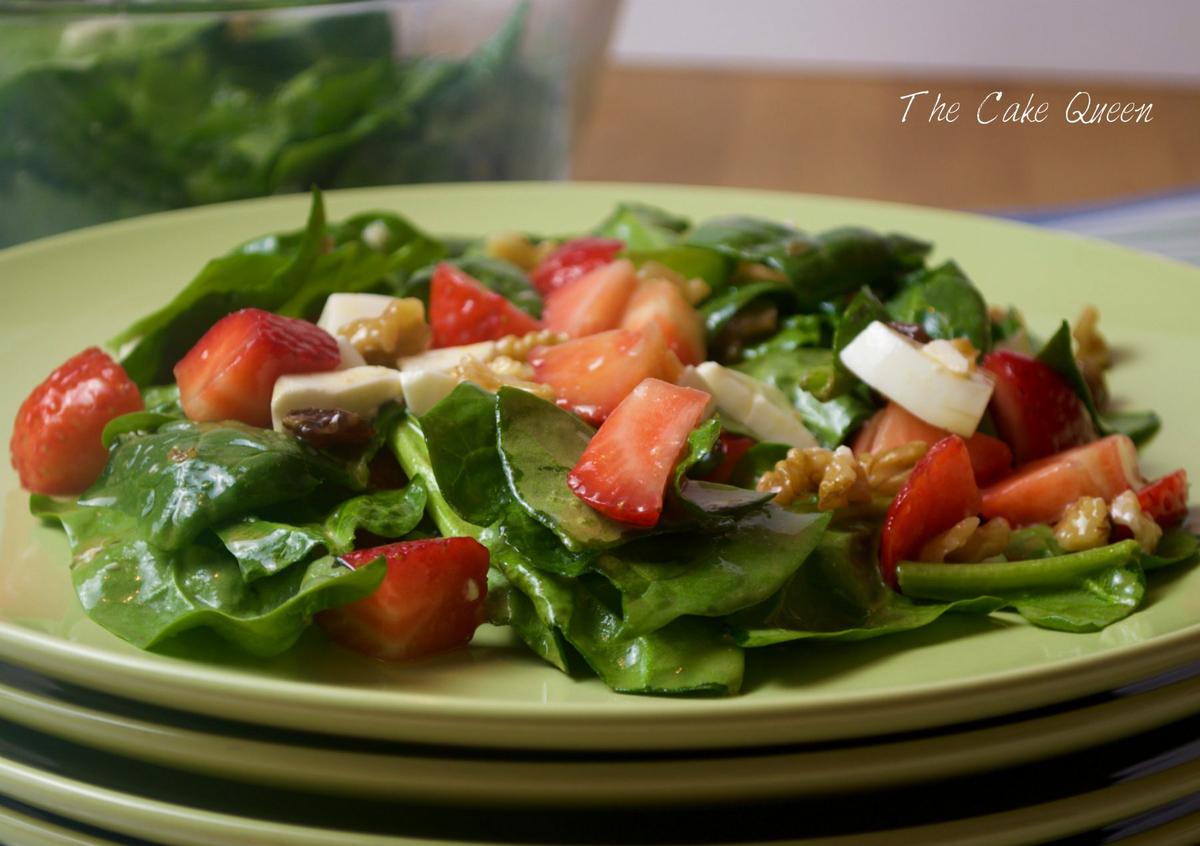 Ensalada de espinacas, queso y fresas, perfecta para el verano 