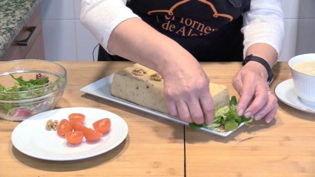 Decoramos con ensalada y tomate