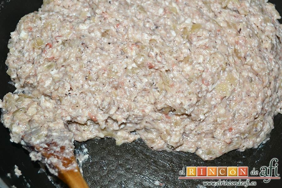 Croquetas de pulpo, remover hasta que la masa se despega de la sartén