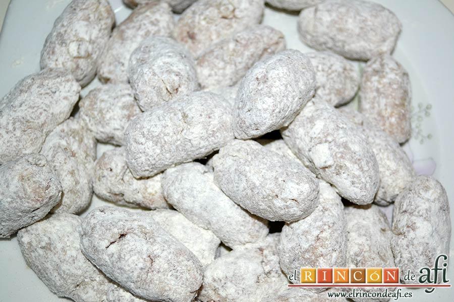 Croquetas de pulpo, pasarlas por harina