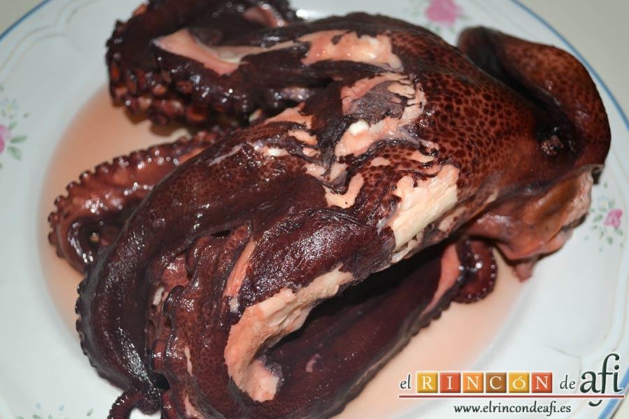 Croquetas de pulpo, escurrir el pulpo, sacarlo de la olla y ponerlo en un plato