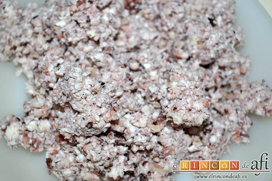 Croquetas de pulpo, triturar hasta que queden trocitos pequeños