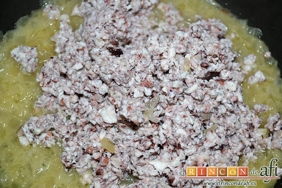 Croquetas de pulpo, cuando la cebolla esté dorada añadir el pulpo