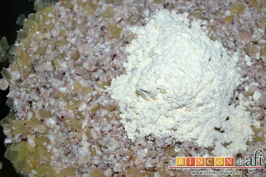 Croquetas de pulpo, añadir la harina