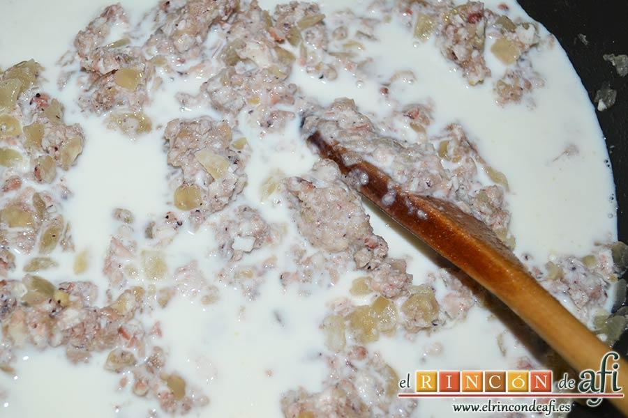 Croquetas de pulpo, calentar la leche y añadirla