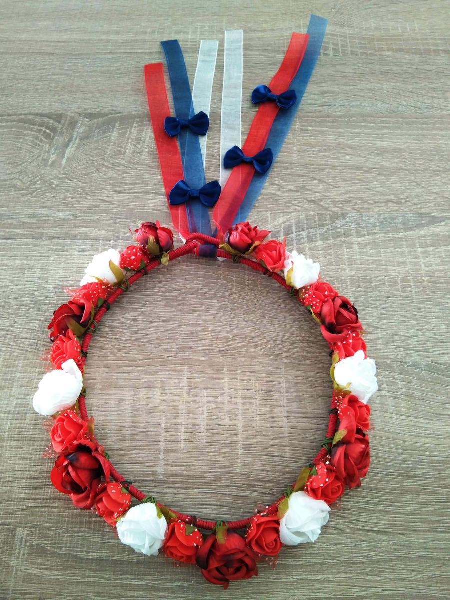 Corona de rosas rojas y blancas