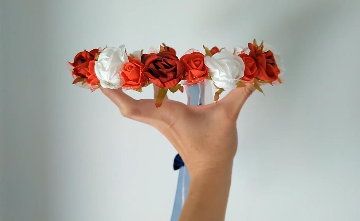 Corona de rosas rojas y blancas