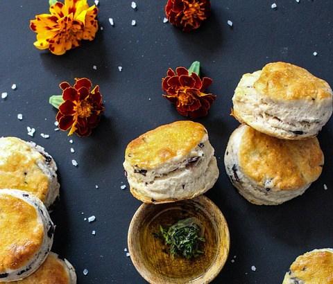 Scones sobre fondo azul.jpg