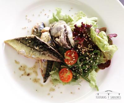 Caballa marinada con salsa teriyaki y algas wakame