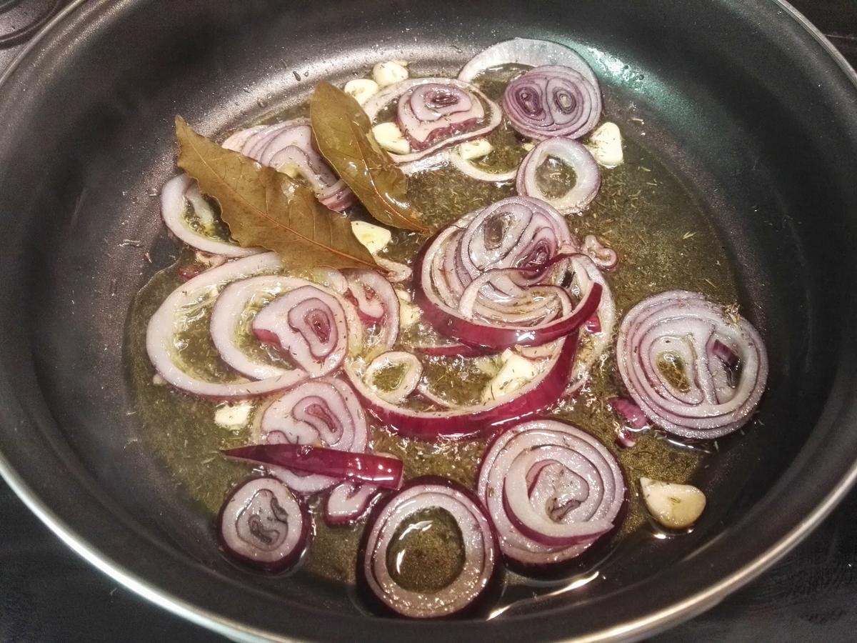 cebolla morada con ajo laurel y tomillo