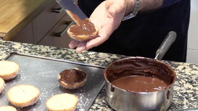 Ponemos el relleno de la crema de chocolate