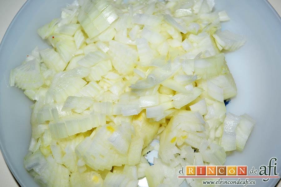 Tortiglioni del Cardenal, pelar y picar las cebollas