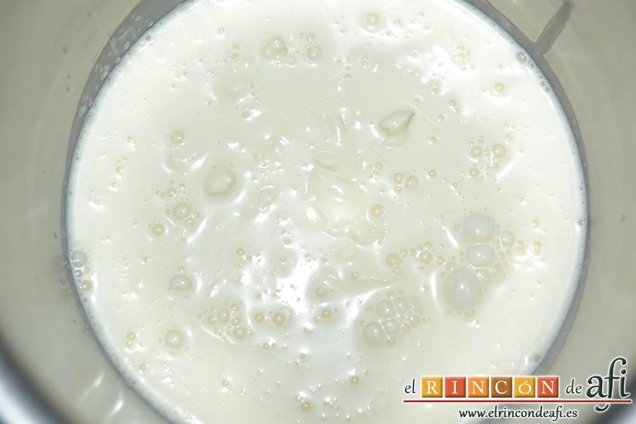 Tortiglioni del Cardenal, poner en un caldero al fuego la nata (crema de leche)