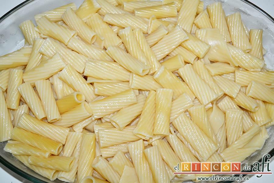Tortiglioni del Cardenal, poner en una fuente de horno la primera capa de pasta