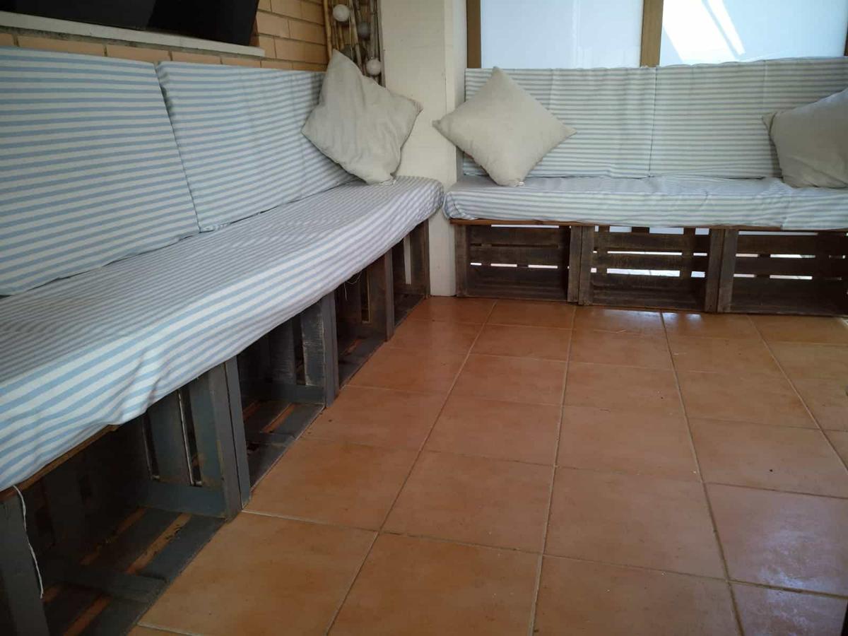 cajas-fruta-con-chalk-paint-sofa-zona-chill-out