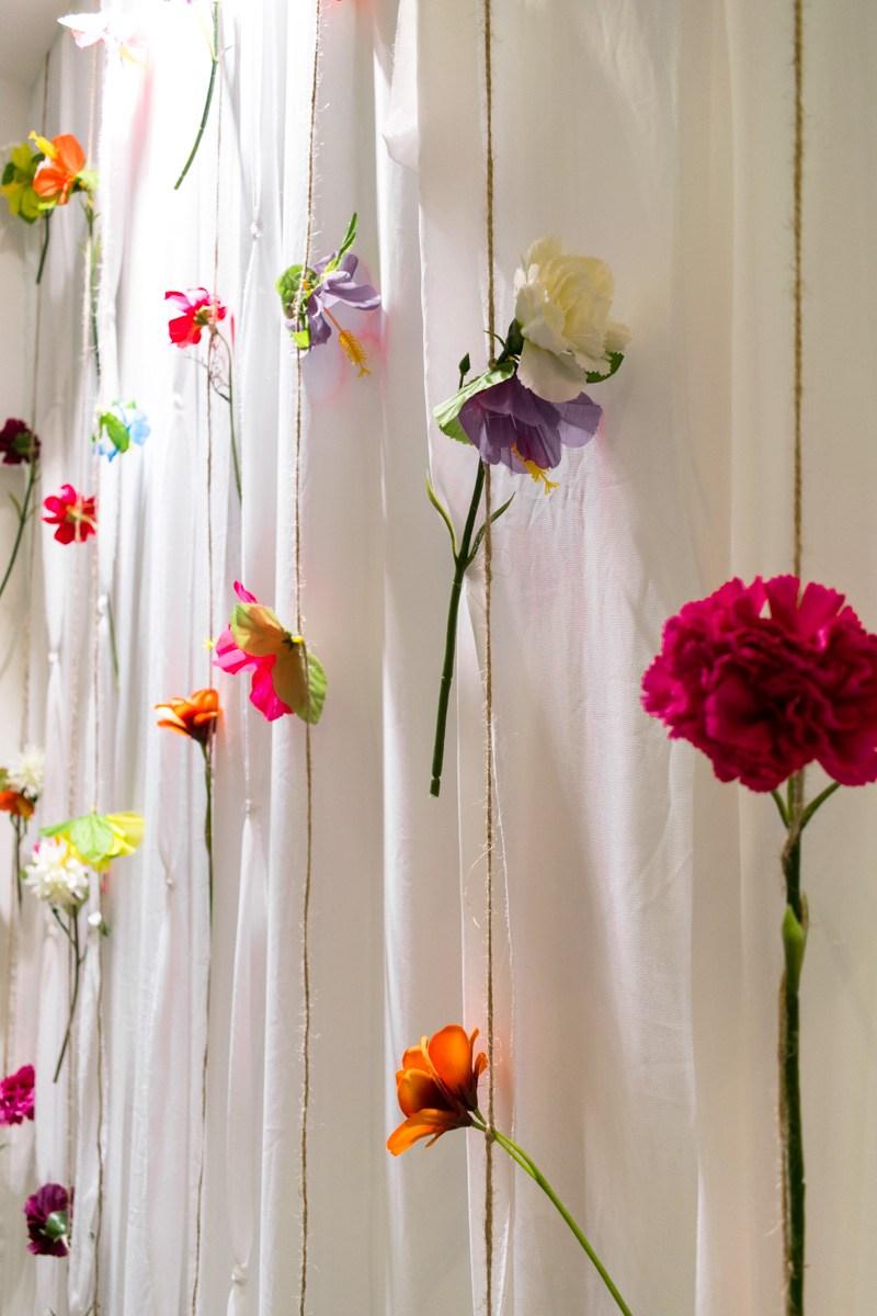 Cortina de flores para un escaparate de verano