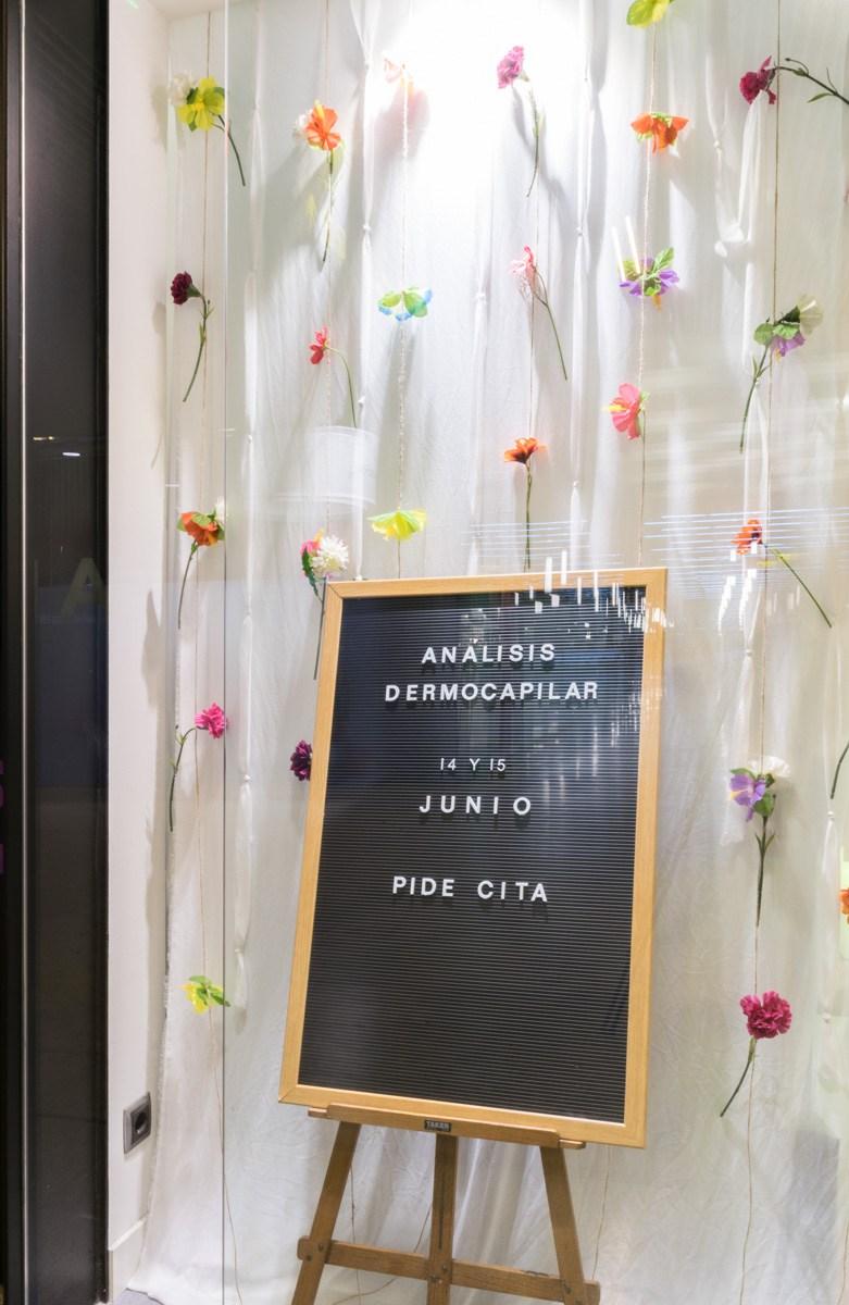 Cortina de flores para un escaparate de verano