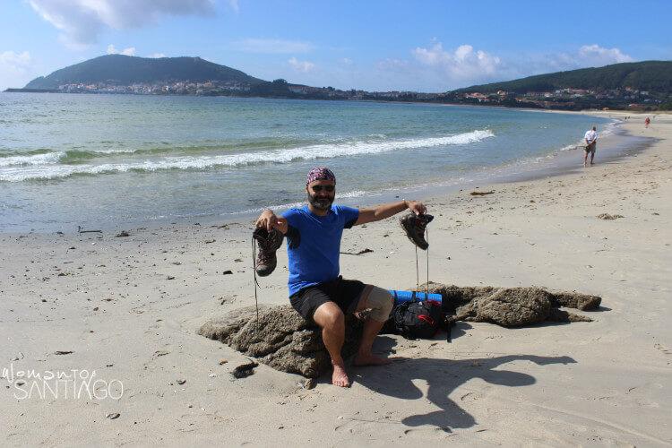 juanan posando con un paisaje de playa detrás