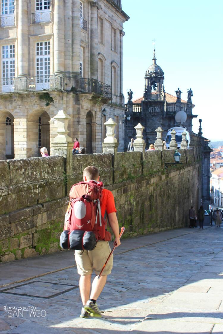 peregrino caminando por santiago