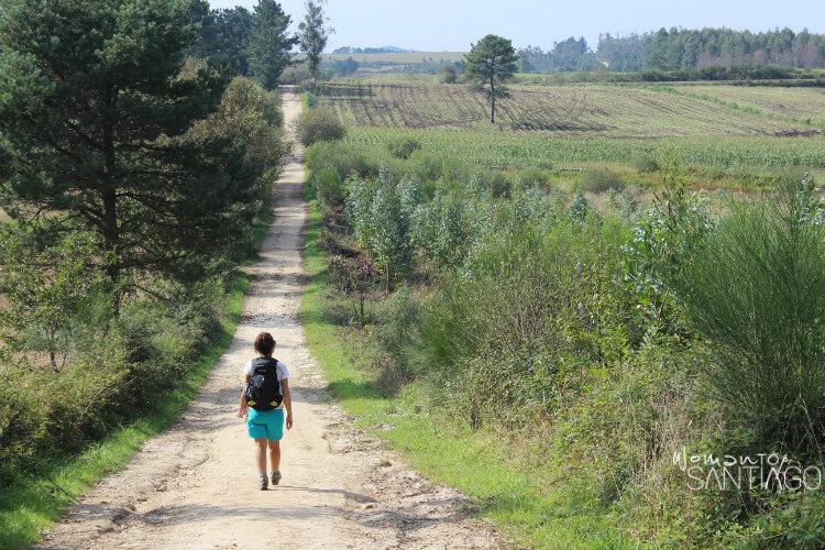 Noelia recorre un sendero 