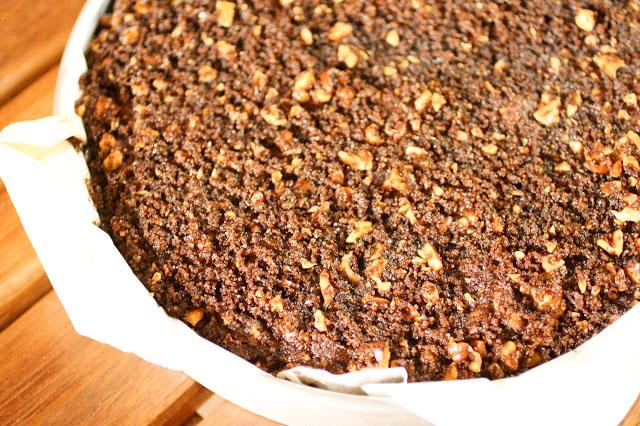 Coffeecake de Banana y Mantequilla Dorada en un molde redondo encima de una madera